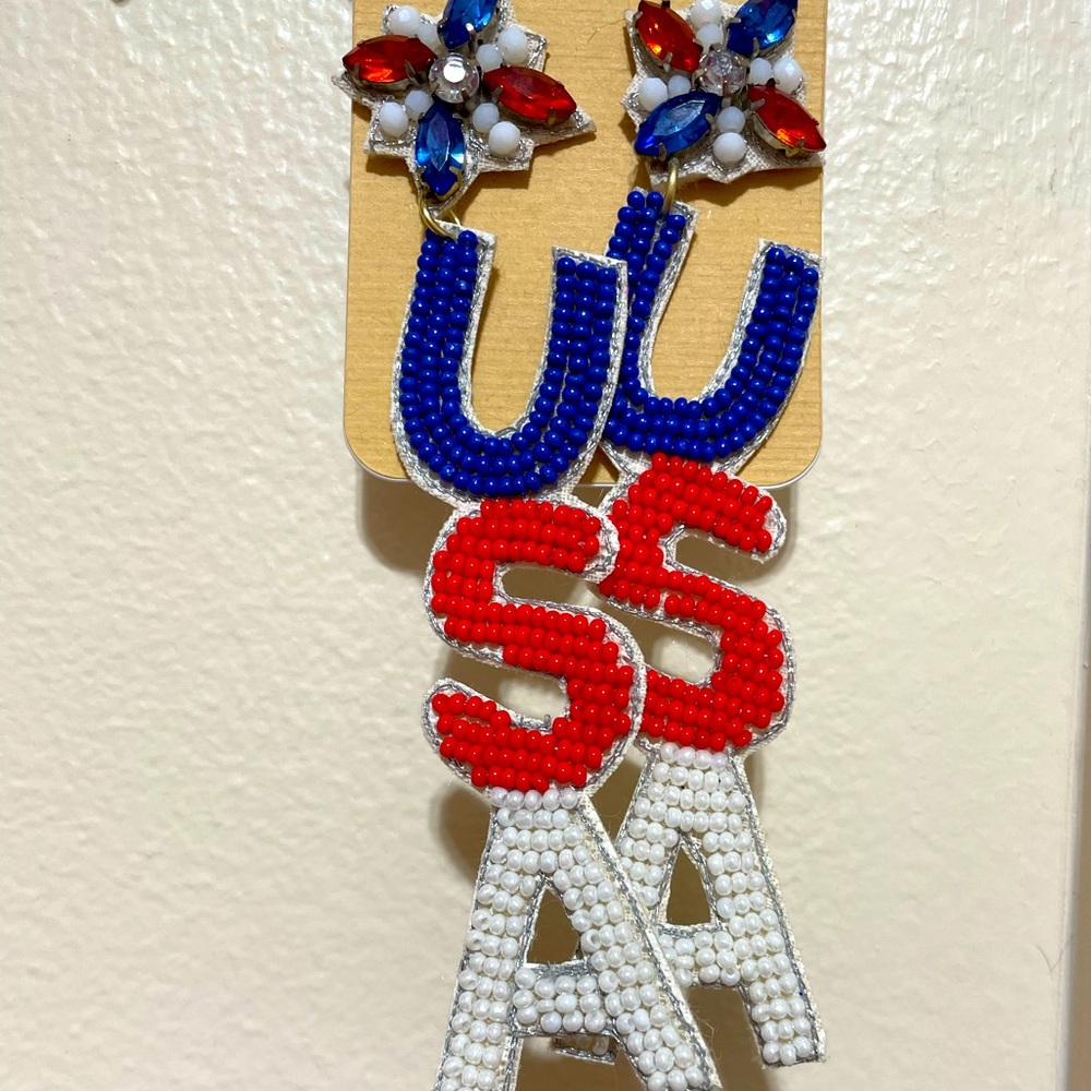 ❤️JUST IN! Patriotic Red White and Blue USA Beaded Crystal Earrings